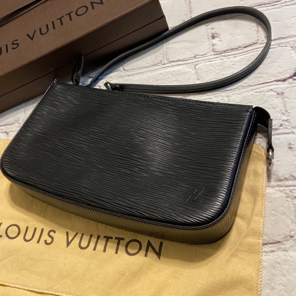 Louis Vuitton - Picture 10 of 11